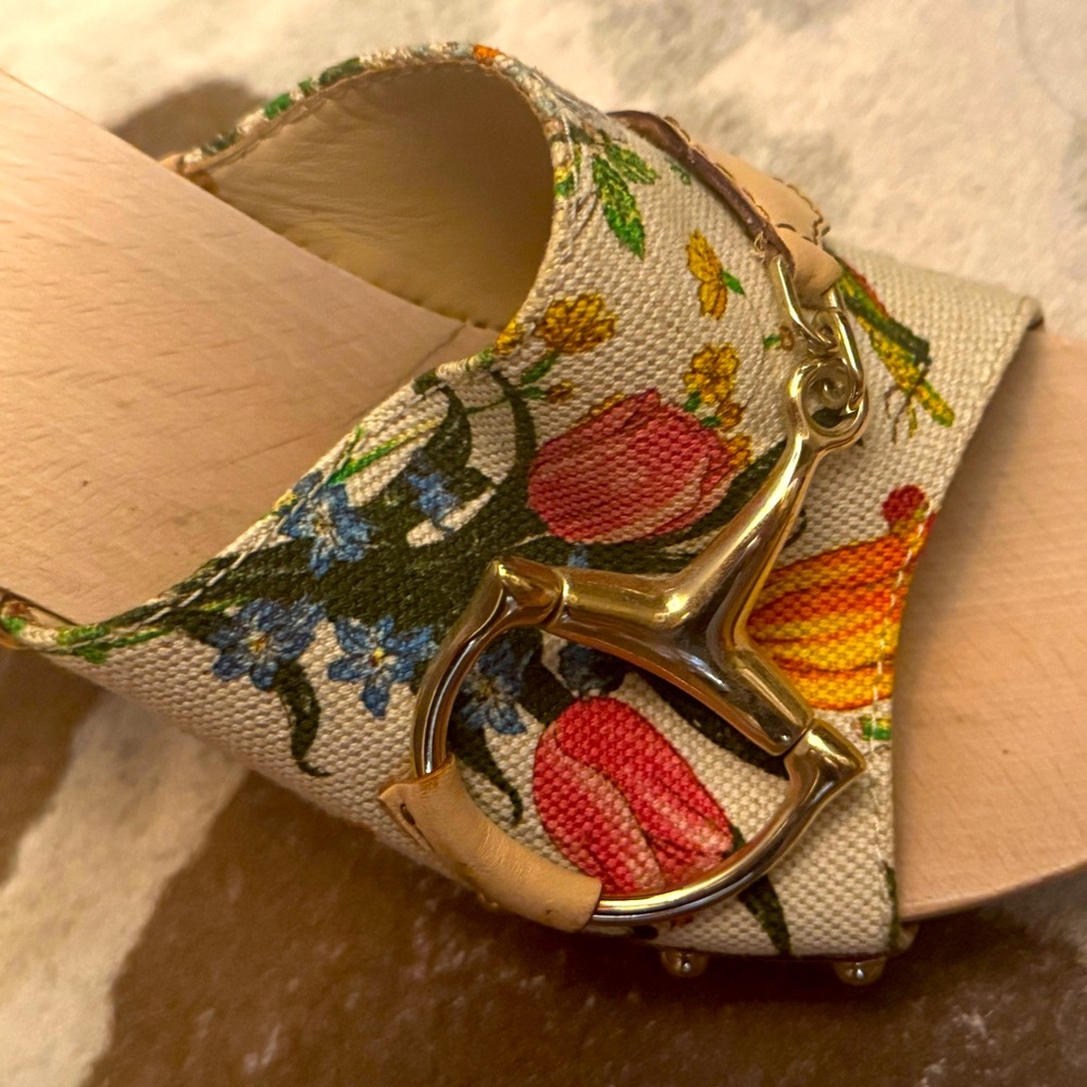Gucci spring floral bit buckle heel
